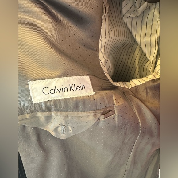 Calvin Klein mens suit like new. Charcoal grey with pinstripes. Wool - Picture 7 of 16
